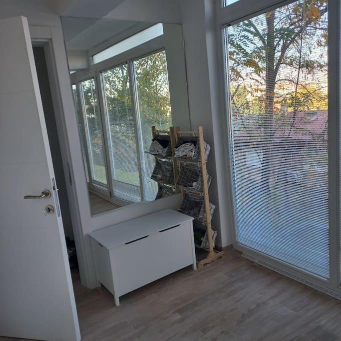 Lovely 1- Bedroom Condo Close To Downtown Skopje Buitenkant foto