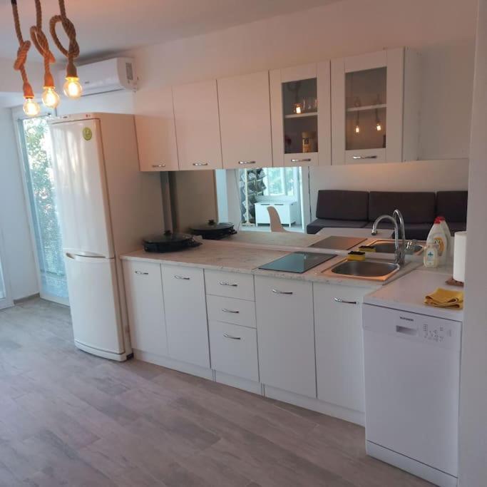 Lovely 1- Bedroom Condo Close To Downtown Skopje Buitenkant foto