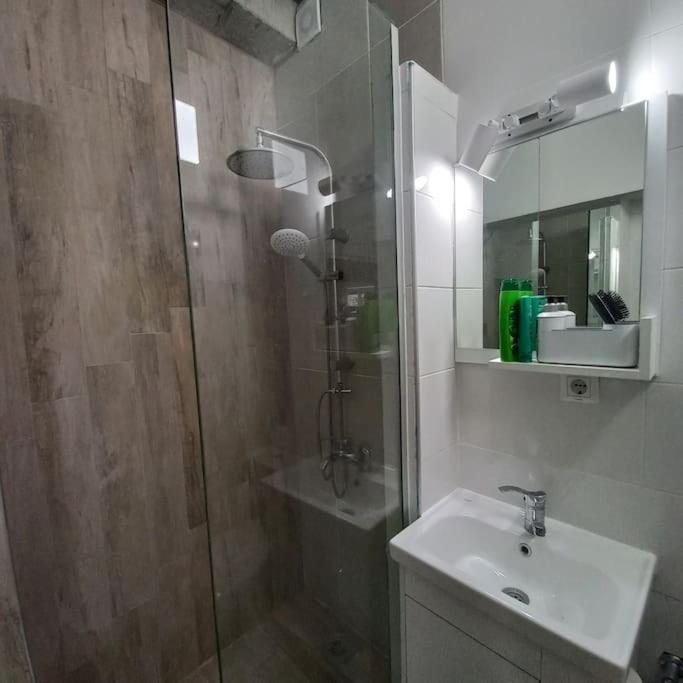 Lovely 1- Bedroom Condo Close To Downtown Skopje Buitenkant foto